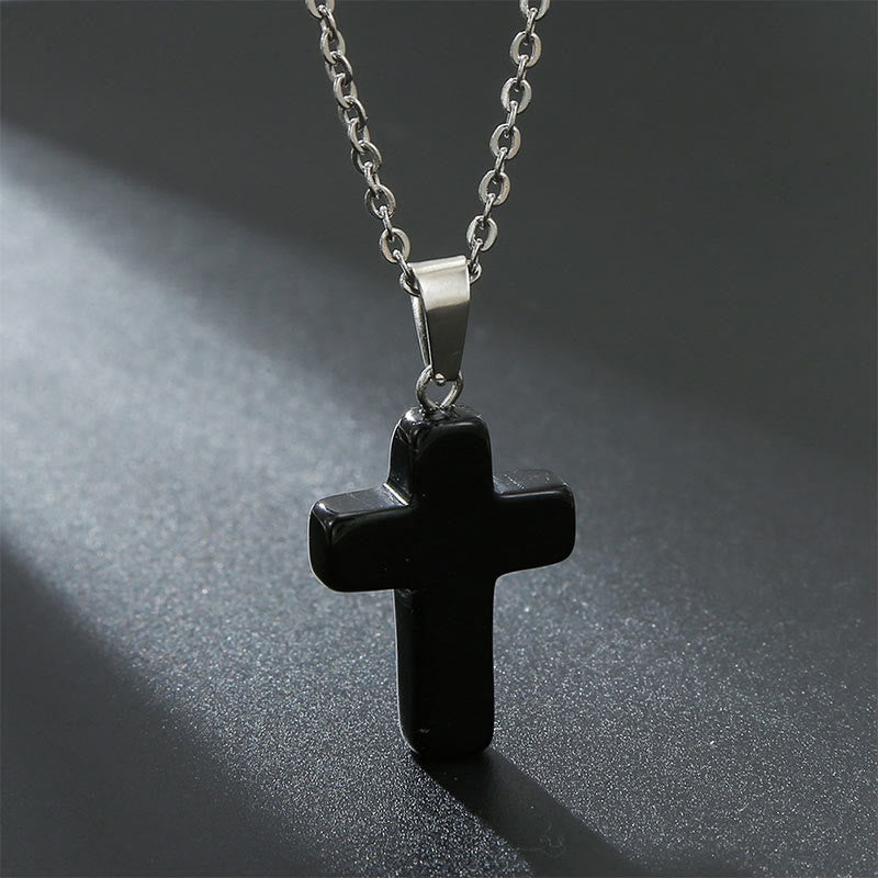 Elegante Edelstein Kreuz Halskette für Damen. Ein zeitloses Stück, das Freude bereitet.