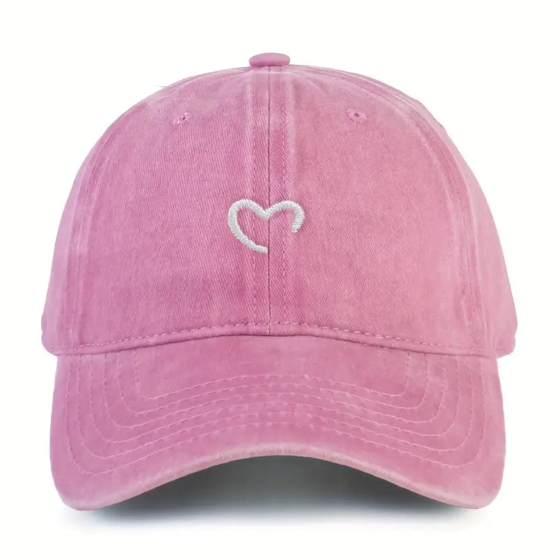 Modisches Damen Basecap mit Herz Stickerei. Vielseitiges Accessoire für Freizeit und Sommer.