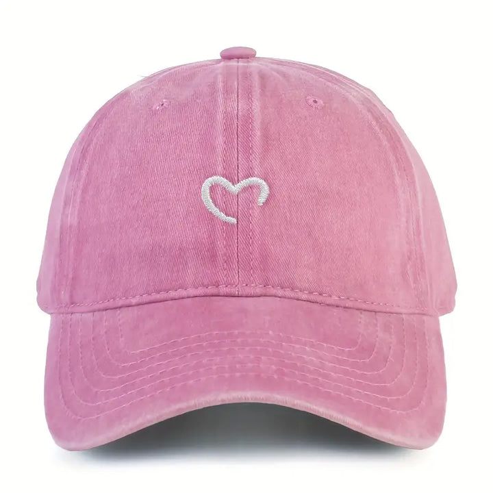Modisches Damen Basecap mit Herz Stickerei. Vielseitiges Accessoire für Freizeit und Sommer.