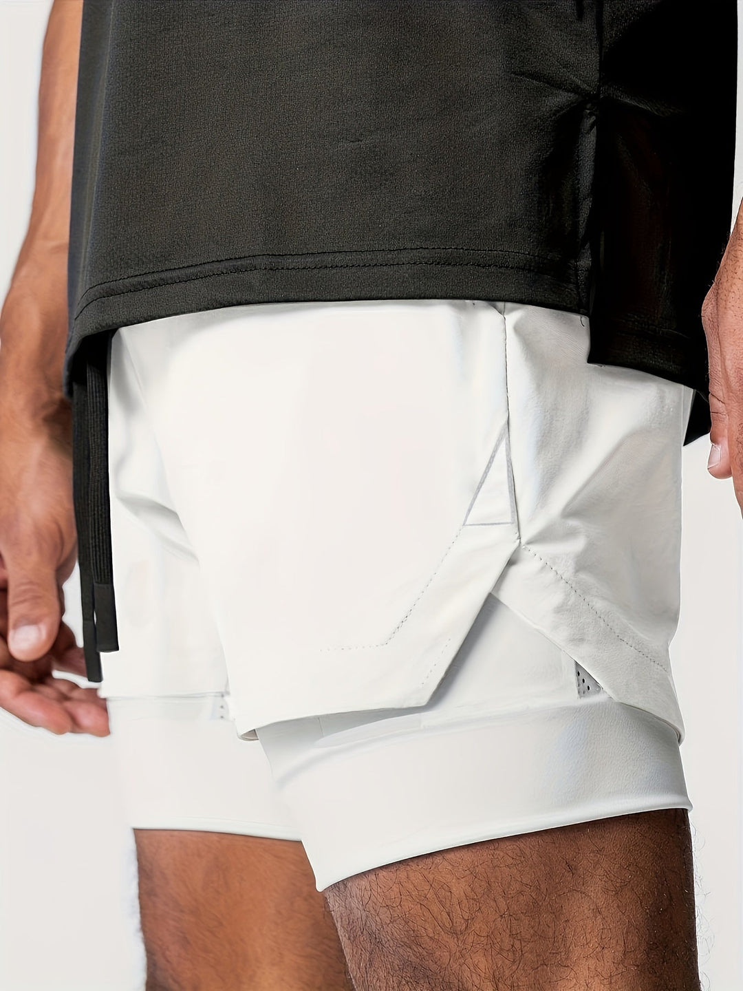 Schwarze Herren 2-in-1 Laufshorts. Ideal als Trainingsshorts für Sport, Jogging & Fitness-Workouts.