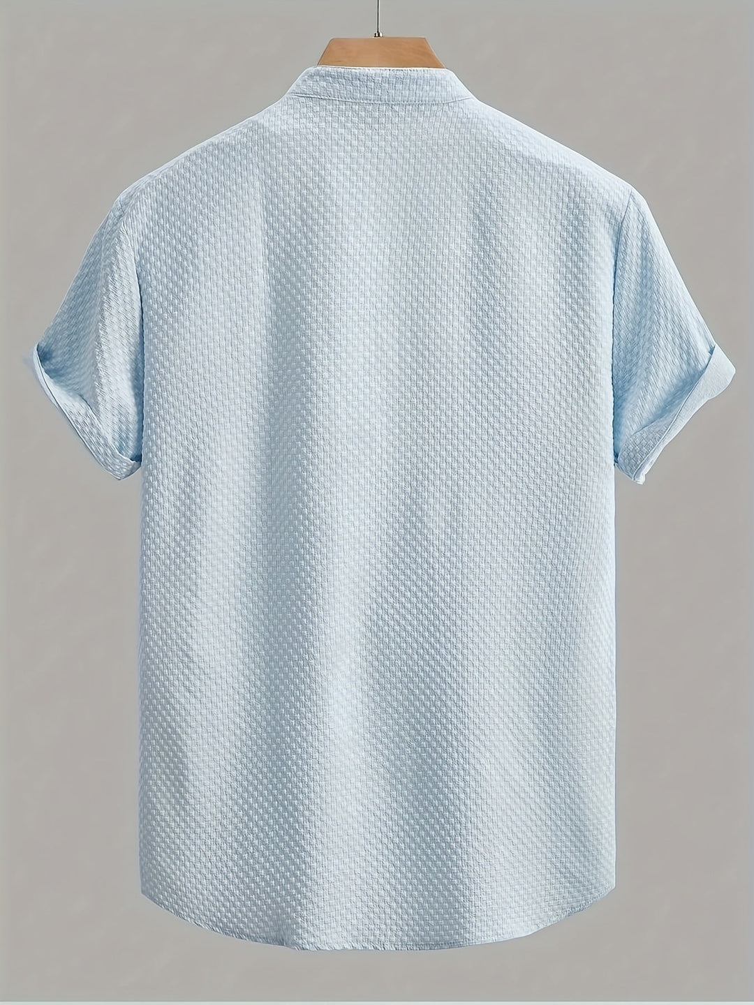 Elegantes elfenbeinweißes Kurzarmhemd für Herren, ideal für Lagenlook & Sommer.