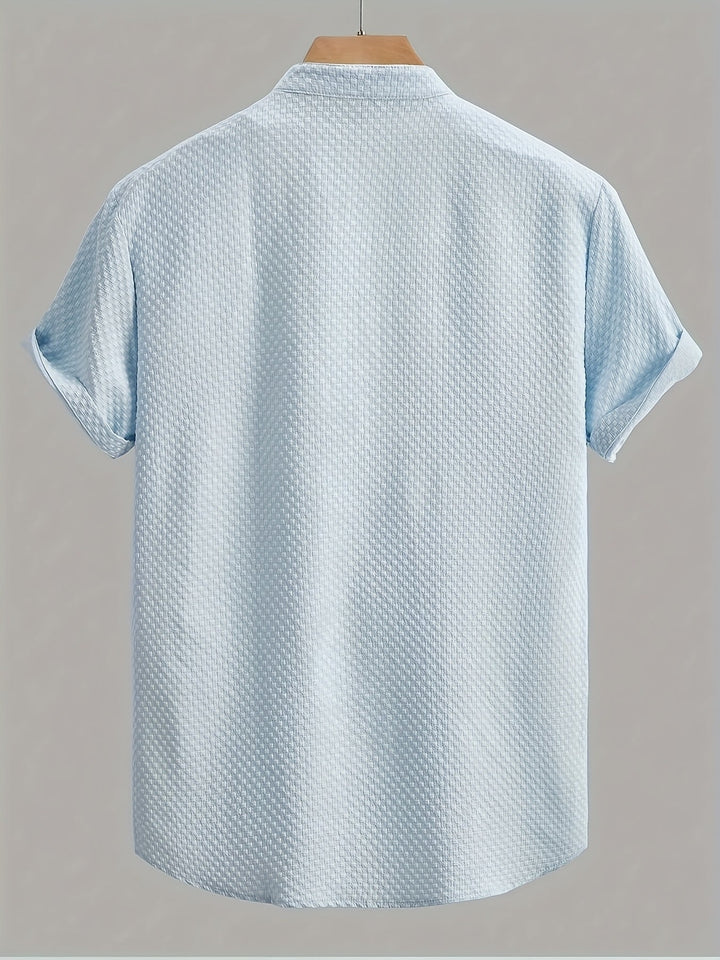 Elegantes elfenbeinweißes Kurzarmhemd für Herren, ideal für Lagenlook & Sommer.