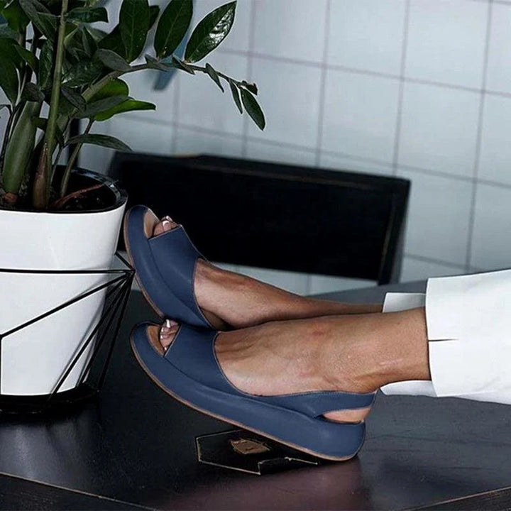 Hochwertige orthopädische Damen Komfortsandalen Livana mit weichem Fußbett und niedrigem Absatz.