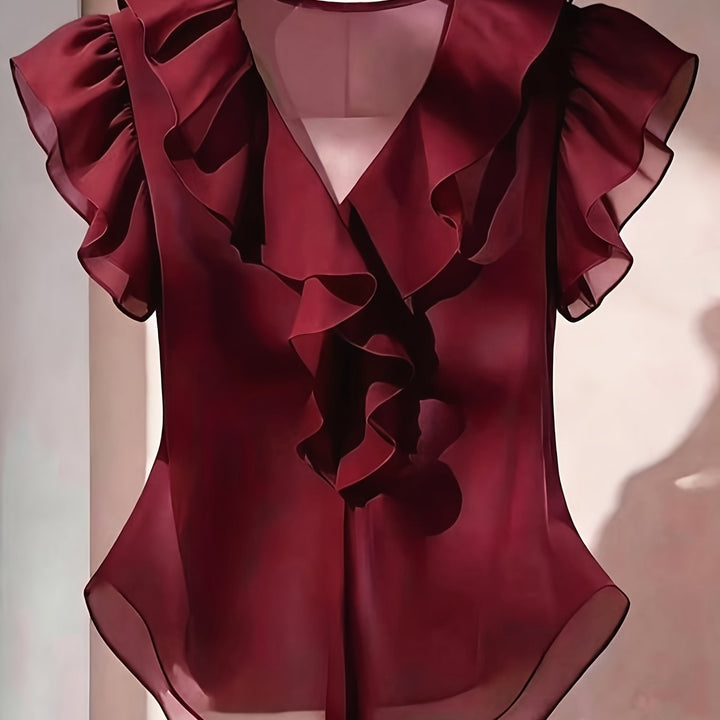 Weiße Damen Rüschenbluse, V-Ausschnitt, Volantärmel, kombiniert mit Business-Hose.