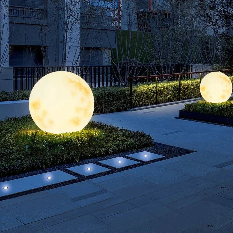 Wiederaufladbare Mondlicht Gartenlampe LunaGlow, wetterfest für den Außenbereich; perfekte LED-Gartendeko.