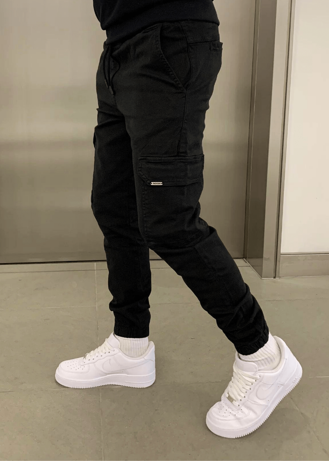 Detail des elastischen Bundes: Komfortabler Bund der Herren Cargo-Hose mit Kordelzug für perfekte Passform & Stil.