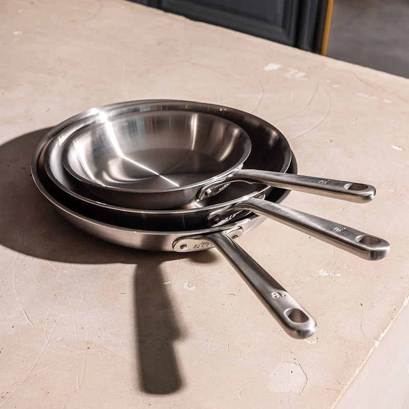 3-teiliges Edelstahl-Pfannen Set, PFAS-frei & induktionsgeeignet. Robust & langlebig für gesundes Kochen in Ihrer Küche.