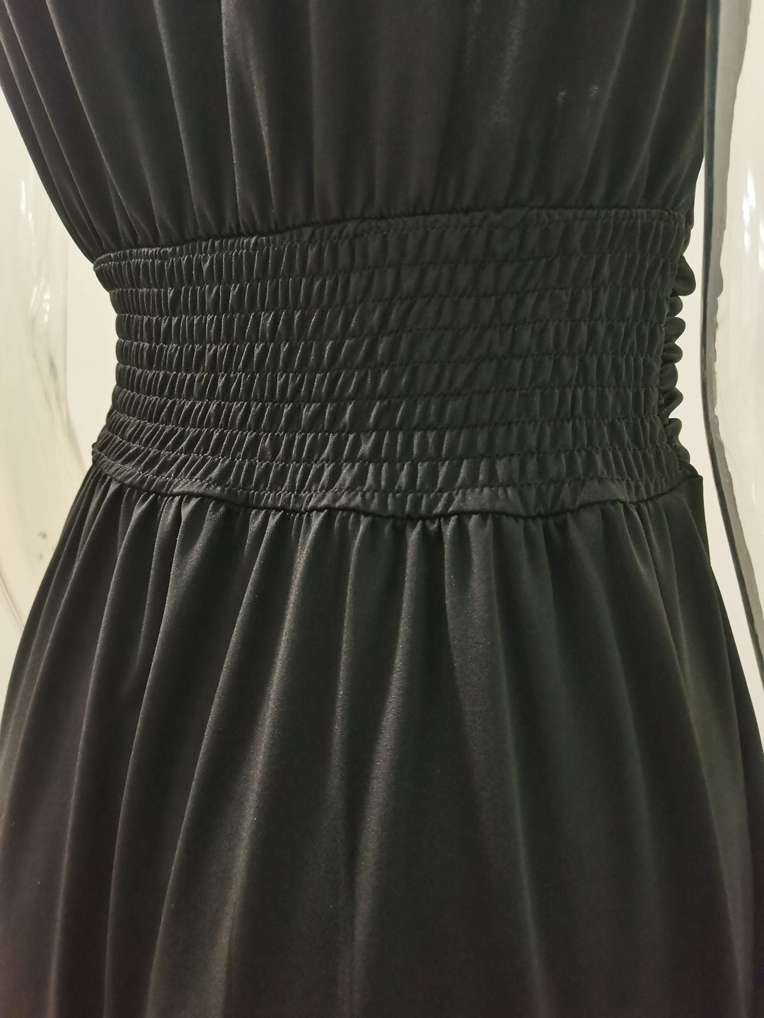 Detail: Eleganter V-Ausschnitt & hoher Beinschlitz eines Damen-Maxikleides im Fokus.