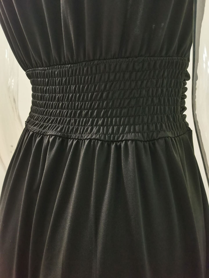 Detail: Eleganter V-Ausschnitt & hoher Beinschlitz eines Damen-Maxikleides im Fokus.