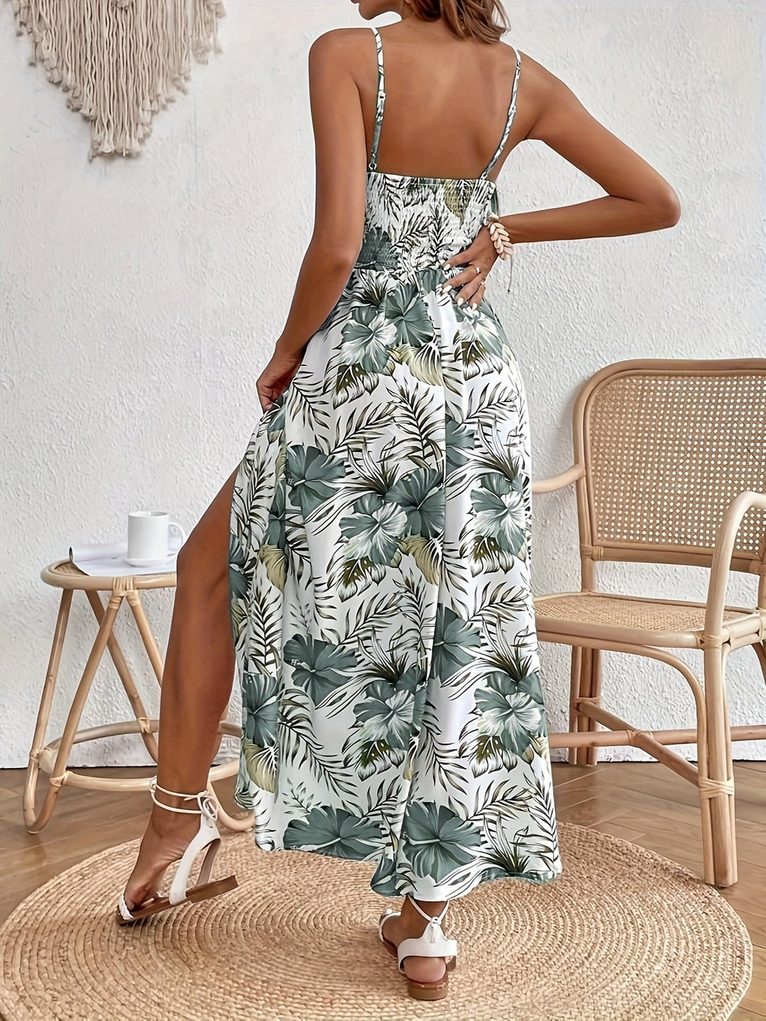 Schönes Damen Sommerkleid, Maxilänge, mit farbenfrohem Blumenmuster und dünnen Spaghettiträgern.