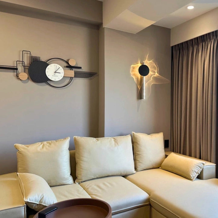 Moderne LED-Wandleuchte für das Wohnzimmer, erzeugt ein beeindruckendes Licht-Schatten-Spiel.