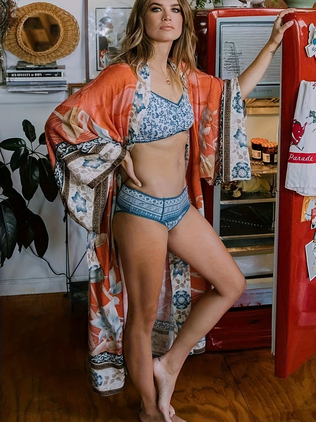 Trendiger Damen Sommer Kimono mit lebhaftem rotem Blumenprint, bequem & luftig, ideal für Outfits.