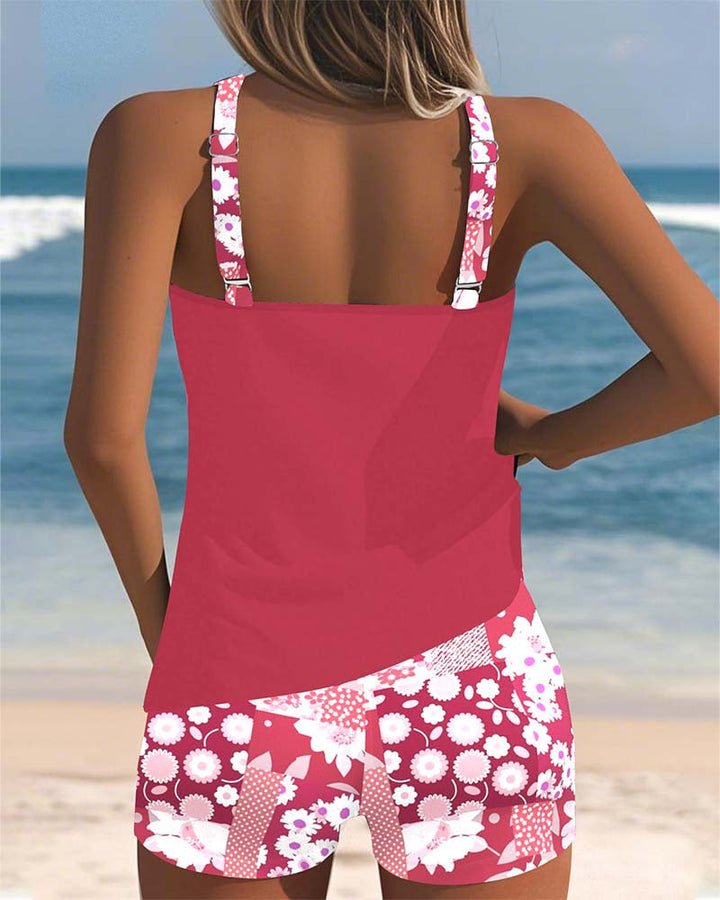 Moderner Damen Badeanzug, zweiteilig, mit Blumenmuster. Perfekte Strandmode für den Urlaub.
