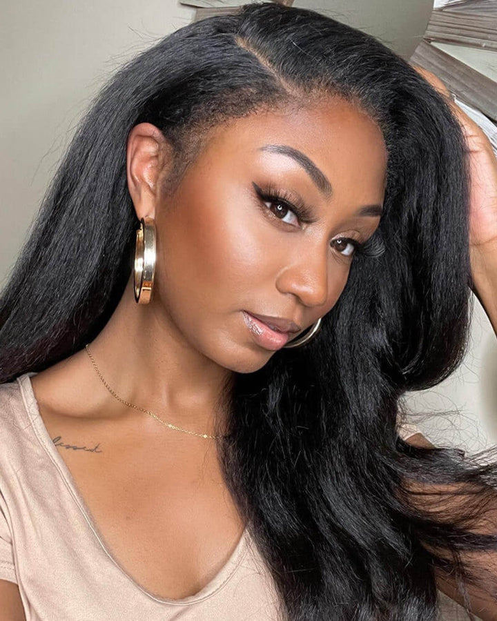 Natürliche schwarze Lacefront Perücke mit Echthaar und definierter Lockenpracht für Damen.