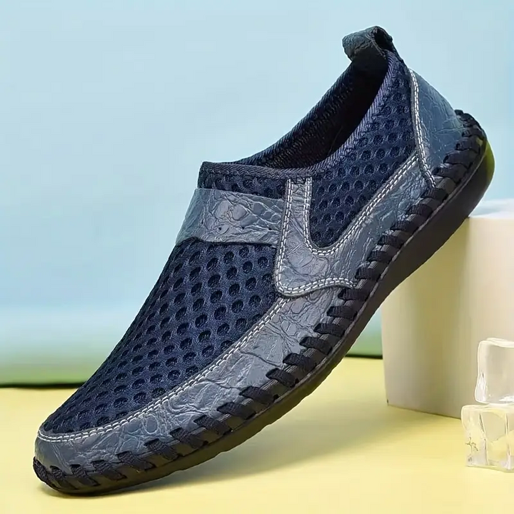 Nahaufnahme: Strapazierfähiges Obermaterial der Slipper für Herren, weite Passform.