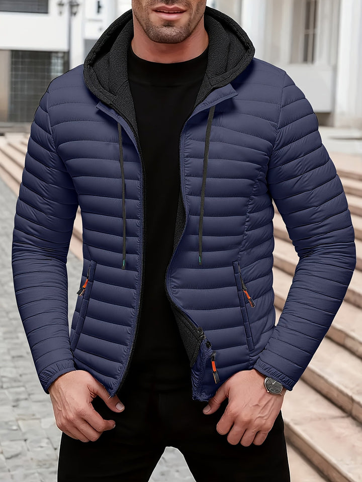 Moderne Herren Steppjacke mit Kapuze, Reißverschluss und warmem Futter. Perfekt als Winter- & Übergangsjacke.