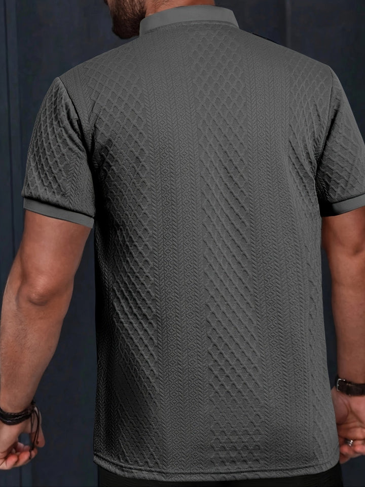 Stylisches Herren Sommer Set aus komfortablem, strukturiertem Kurzarm-T-Shirt und leichten Shorts.