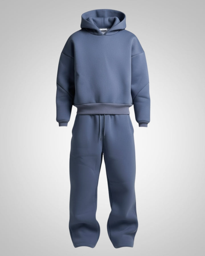 Detailansicht der passenden Hose mit elastischem Bund und seitlichen Einschubtaschen.