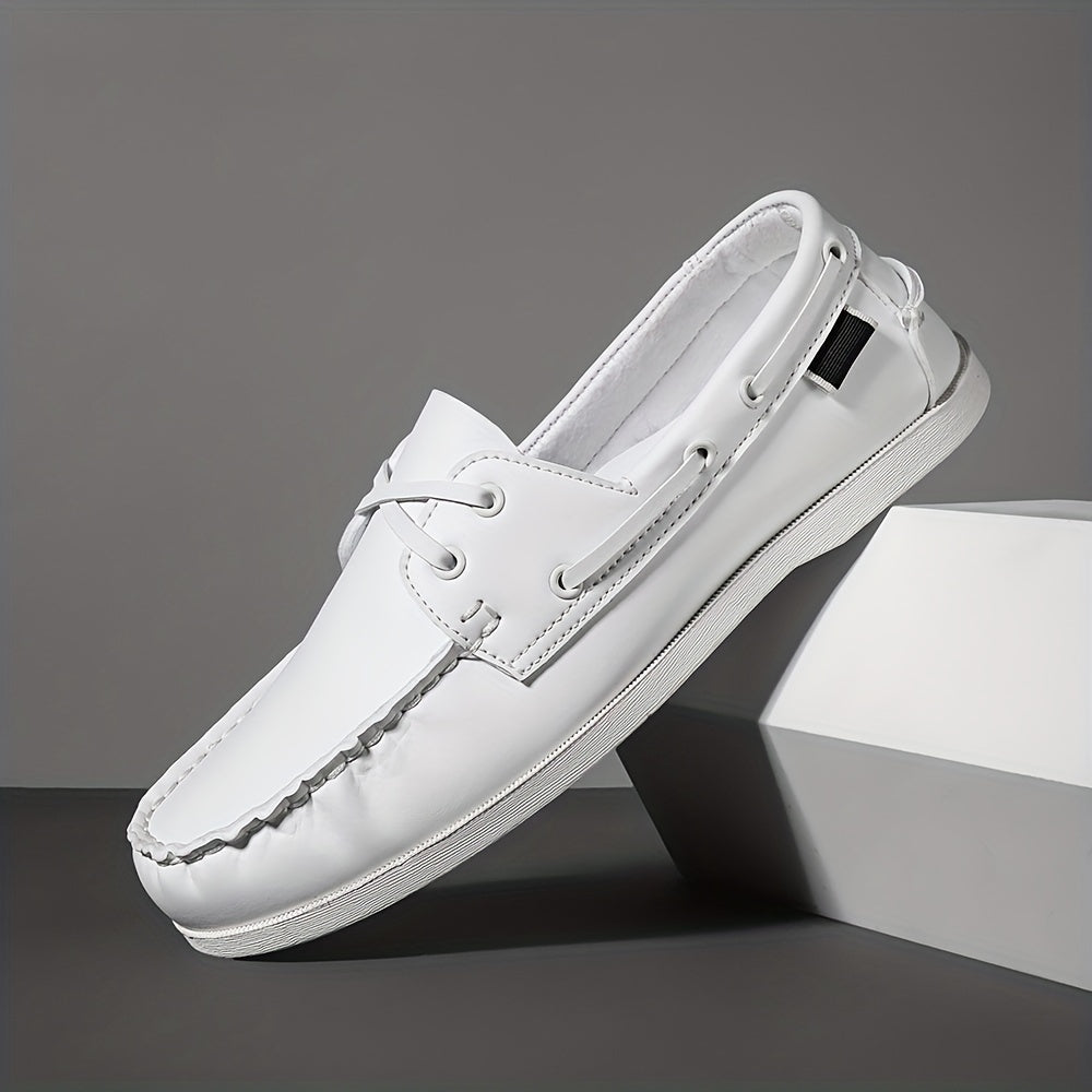 Maritime Herren Slipper. Braune Bootsschuhe mit rutschfester Sohle für Komfort & Sicherheit.