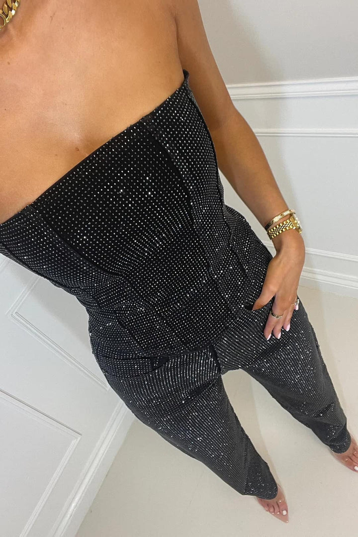 Glamouröses Damen Hosenset: glitzerndes Oberteil und festliche High-Waist-Jeans. Ideal für elegante Abende.