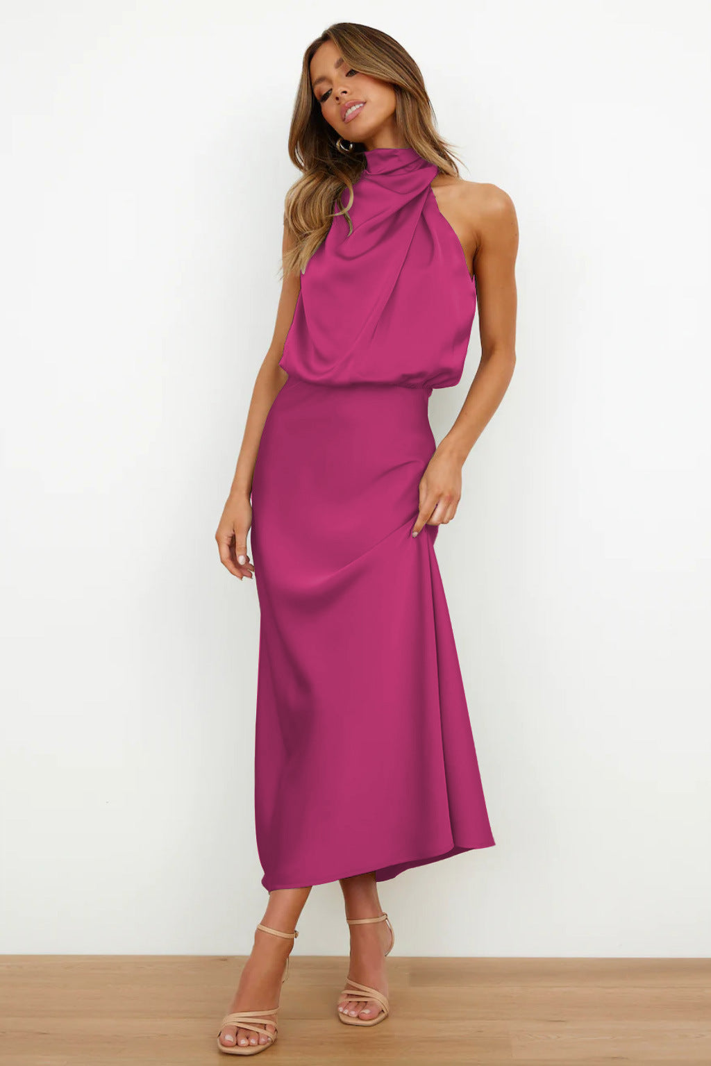 Damen Neckholder Midikleid, die elegante Länge betonend. Ideal als Hochzeitsgastkleid, Abendkleid oder Partykleid.