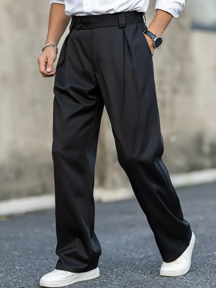 Herrenhose mit Bundfalten für stilvollen Komfort, vielseitig kombinierbar für Freizeit & Business.