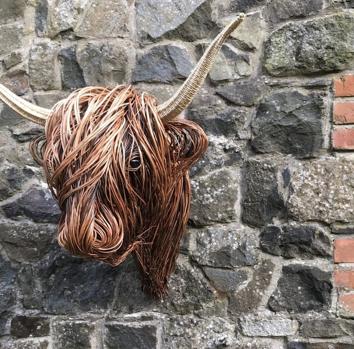 Rustikale Hochlandrind Wandskulptur, handgefertigt. Moderne Tierdeko und Blickfang für jeden Raum.