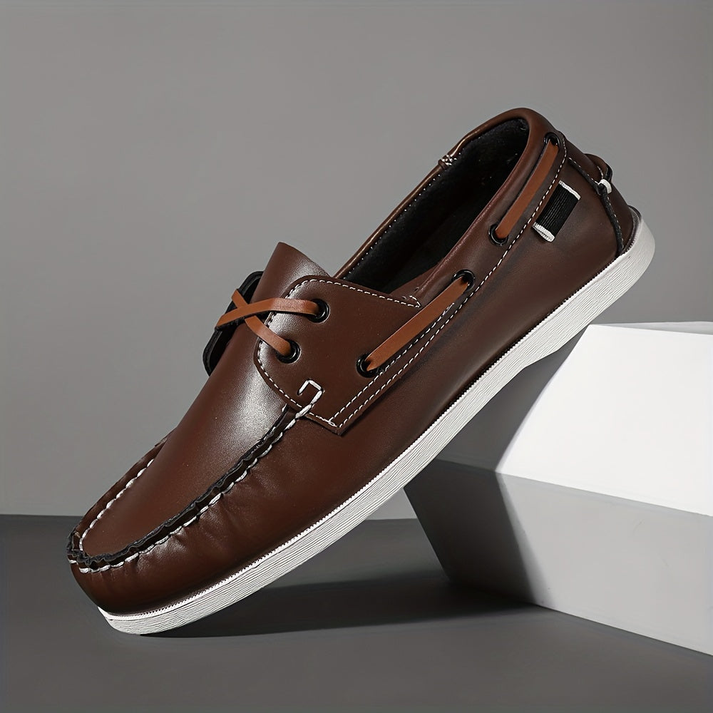 Abenteuerliche Herren Bootsschuhe. Robust, bequem und mit hervorragendem Grip für jedes Abenteuer.