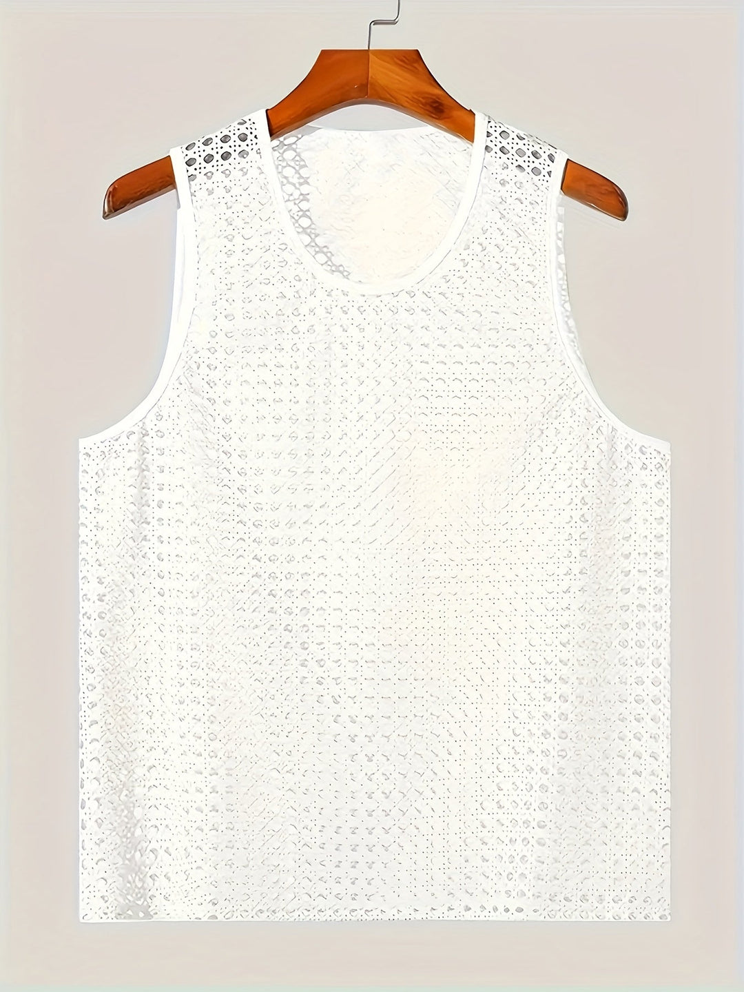 Mann in trendigem Netz-Tanktop, perfekt für entspannte Sommertage und Partys.