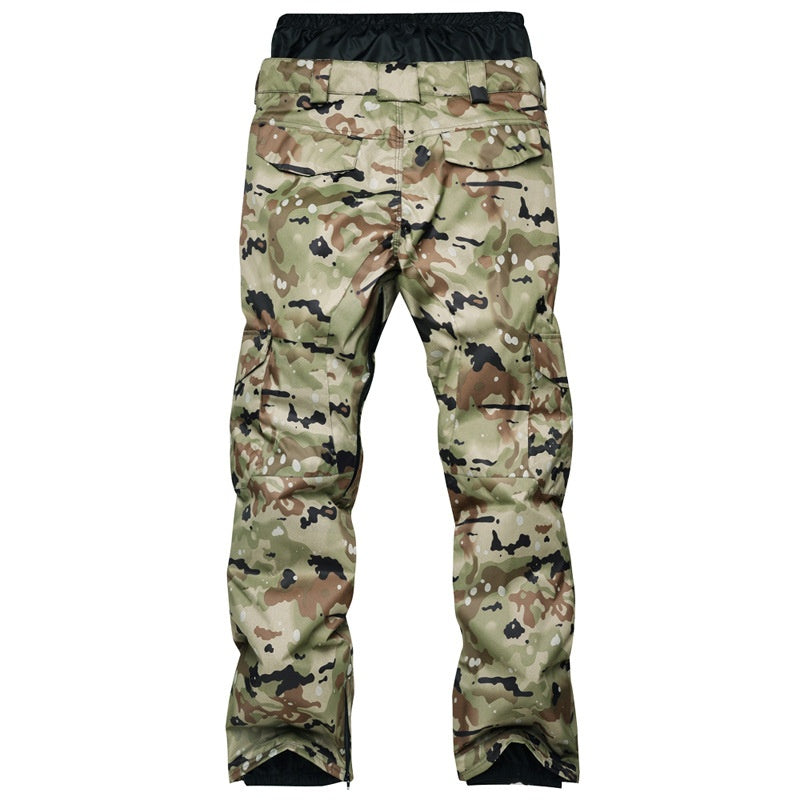 Stylische Herren Skihose im modernen Design. Funktionale Winterhose für Skifahrer und Snowboarder, locker sitzend.