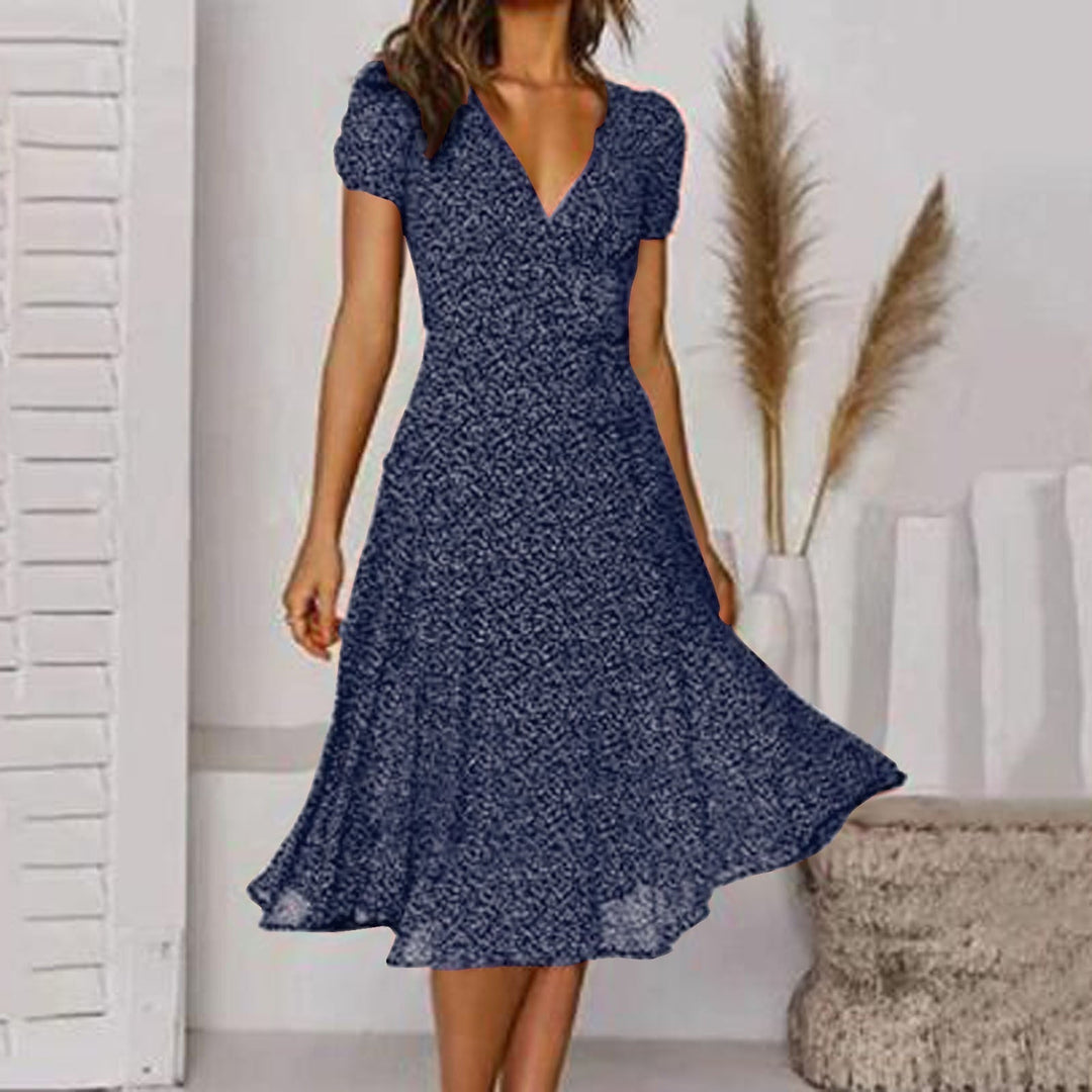 Modernes Damen A-Linien Sommerkleid mit V-Ausschnitt, figurschmeichelnd und sommerlich-elegant.