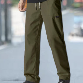 Komfortable Herrenhose, gerader Schnitt, locker fallend, ideal als Freizeithose für vielseitigen Streetwear-Stil.