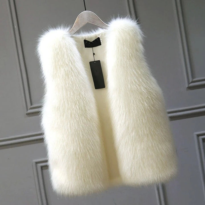 Aschgraue Damen Weste mit lockerer Passform & offener Front. Saisonale Oberbekleidung für Damenmode.