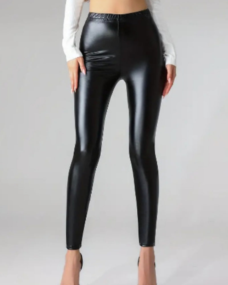Figurbetonte goldene Glanz-Leggings für Damen. Hoher Bund für optimalen Halt und modischen Style.