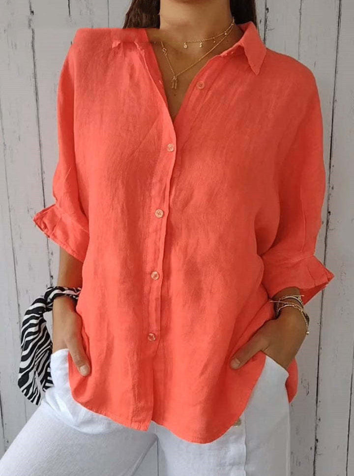 Damen Oversize Bluse mit Rückendetail. Eine lockere, elegante Sommerbluse für modische Freizeitlooks.