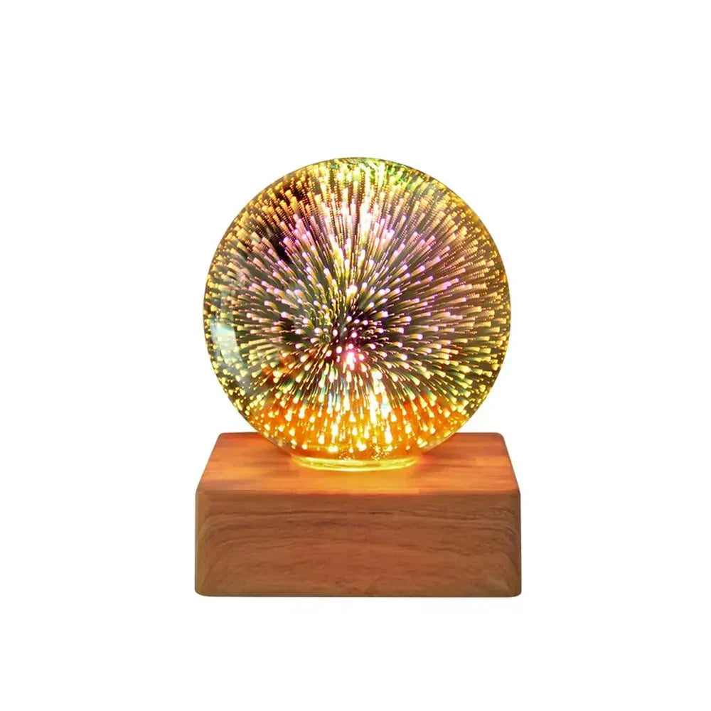 Detailaufnahme der Kristallkugel Lampe mit leuchtendem 3D-Feuerwerk-Muster, als moderne Tischlampe.