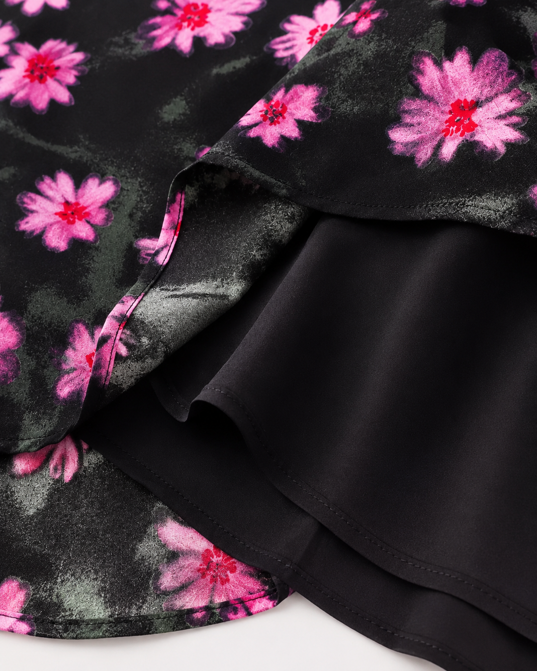 Elegantes Damen V-Ausschnitt Halter Midi-Kleid in Schwarz, schickes Party- & Abendkleid für Frauen.
