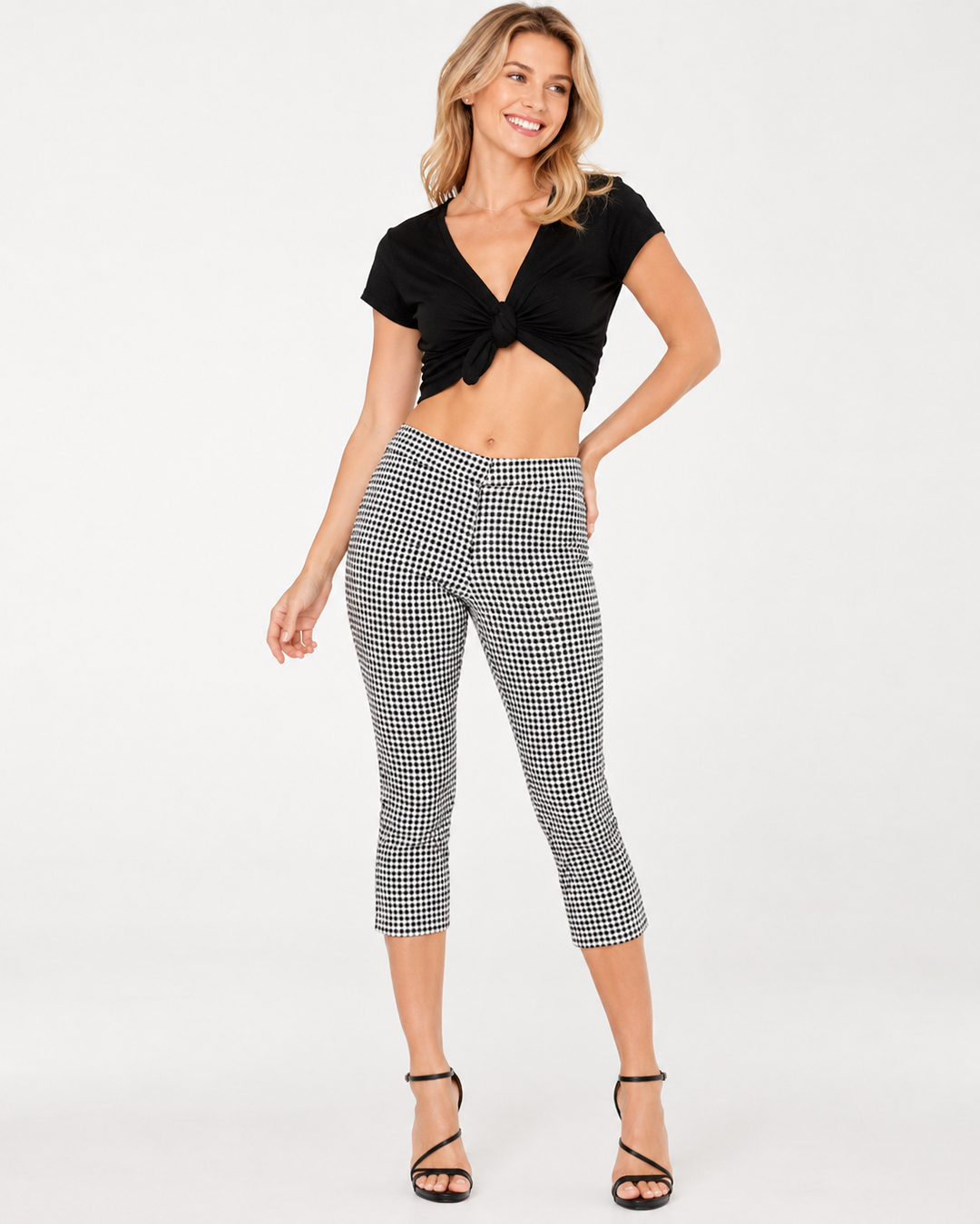 Sommerliche Damen Cropped Hose, schwarze Grundfarbe mit weißen Punkten, schmal geschnitten, bequem.