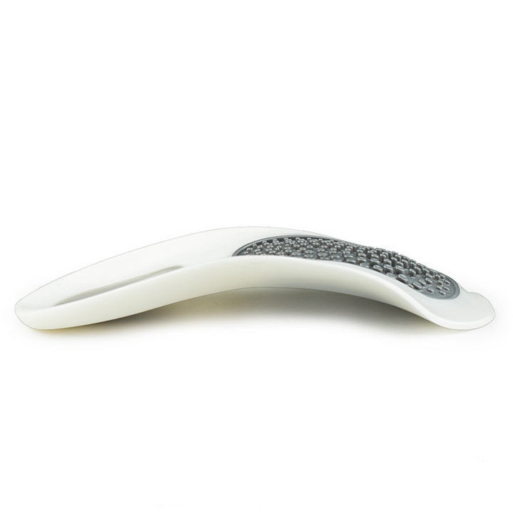 Paar SoleRelief Einlegesohlen, bereit für den Einsatz; bieten orthopädischen Komfort bei Plantarfasziitis.