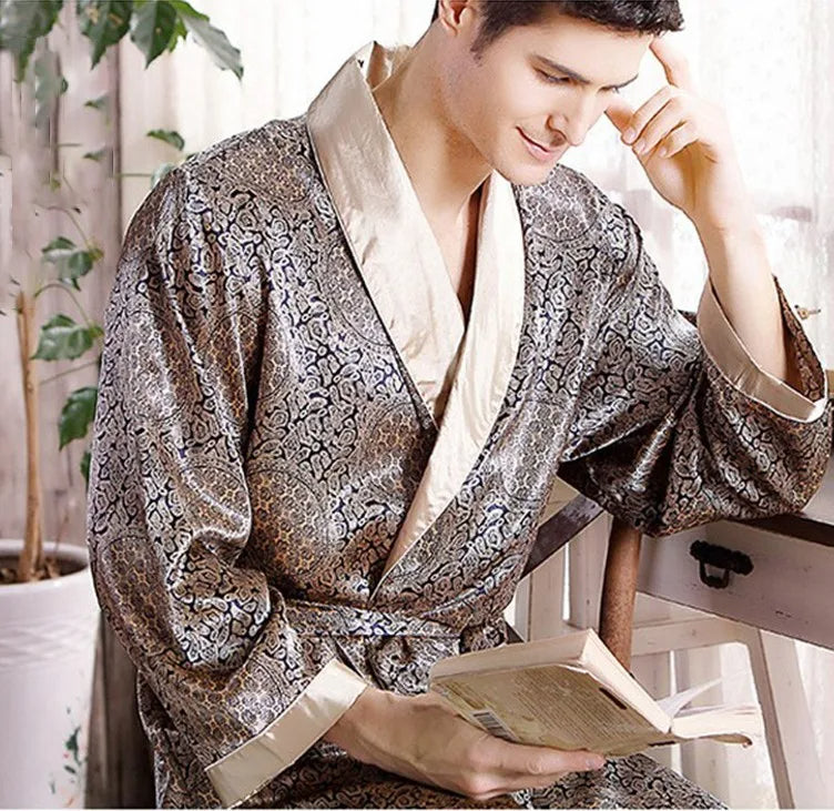 Weicher, komfortabler Herren Bademantel. Ideal als Homewear für entspannte Momente zuhause.