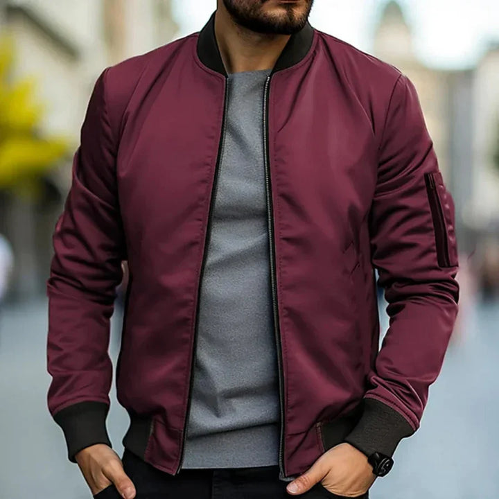 Detailansicht des robusten Reißverschlusses an der leichten Herren Bomberjacke für Freizeit und Streetwear.