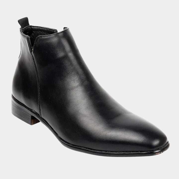 Seitliche Ansicht der Lars Herrenstiefel, betont das zeitlose Design und die Eleganz der Business-Schuhe.