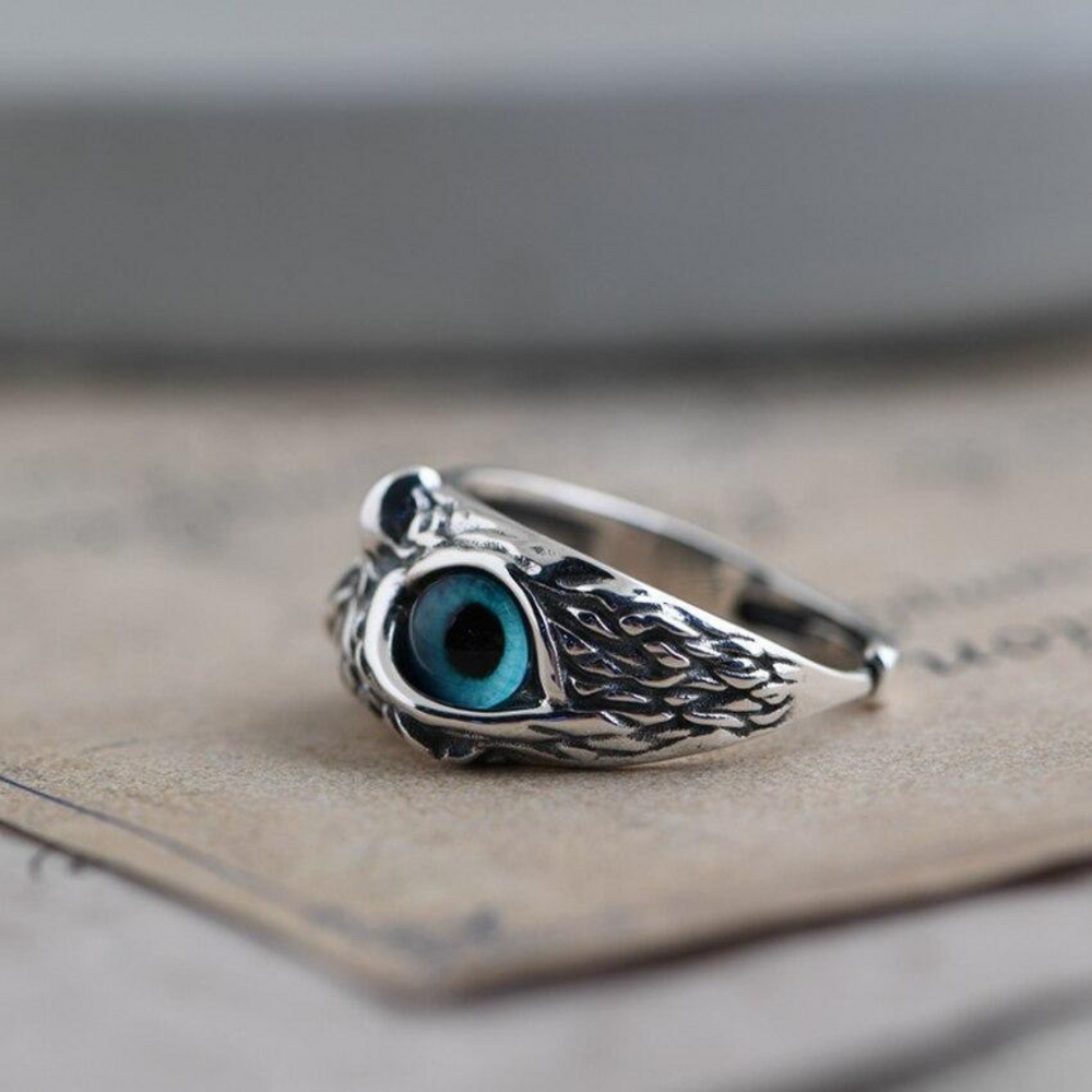 Symbolischer Eulenring für Damen, verstellbar, aus Silber mit schimmerndem Opal; ideales Schmuck-Geschenk.