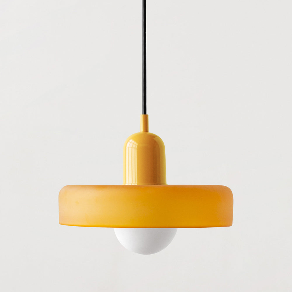 Schicke Hängelampe aus buntem Glas, Bauhaus-Inspiriert, beleuchtet stilvoll.