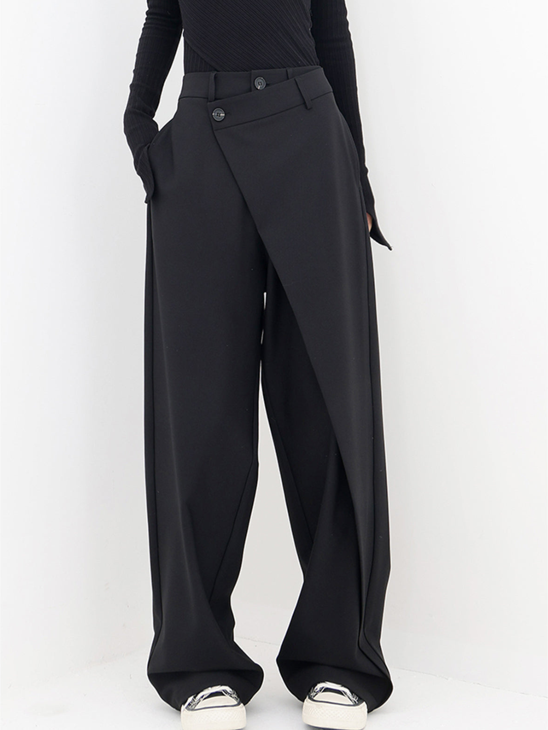 Schwarze asymmetrische Baggy Hose für Damen. Komfortabler Loose Fit und weites Bein, ideal für den Alltag.