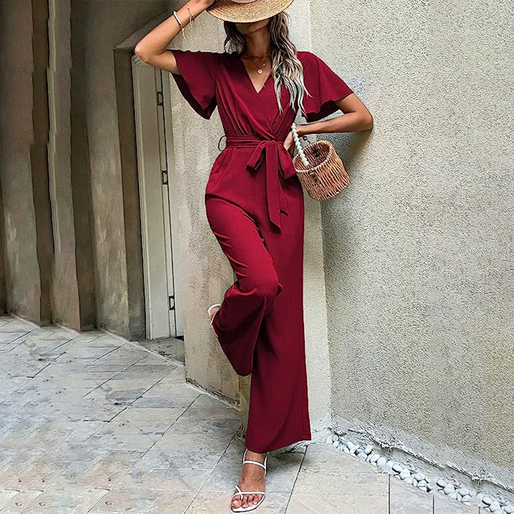 Frau trägt stilvollen Damen Culotte Jumpsuit mit V-Ausschnitt, Seitentaschen. Komfortable, lockere Passform.
