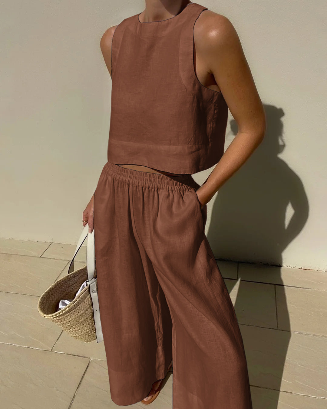 Detailansicht des Damen Leinen Zweiteiler Sets, zeigt Textur des Stoffs und lockeren Fall der Hose.