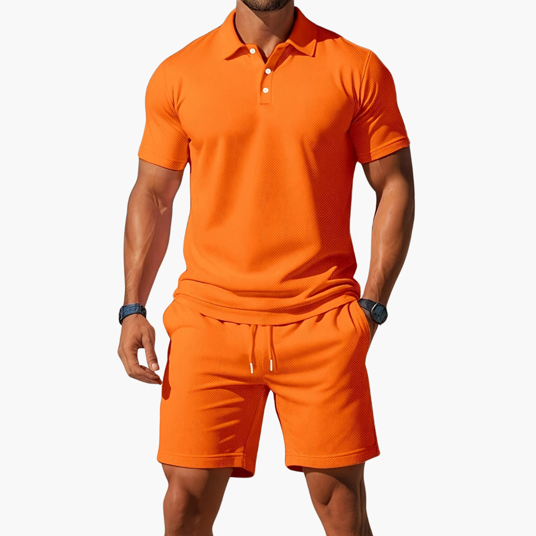Modisches Herren Sommer Set: Eleganter Zweiteiler mit Polohemd & passenden Shorts für einen lässigen Freizeitlook.