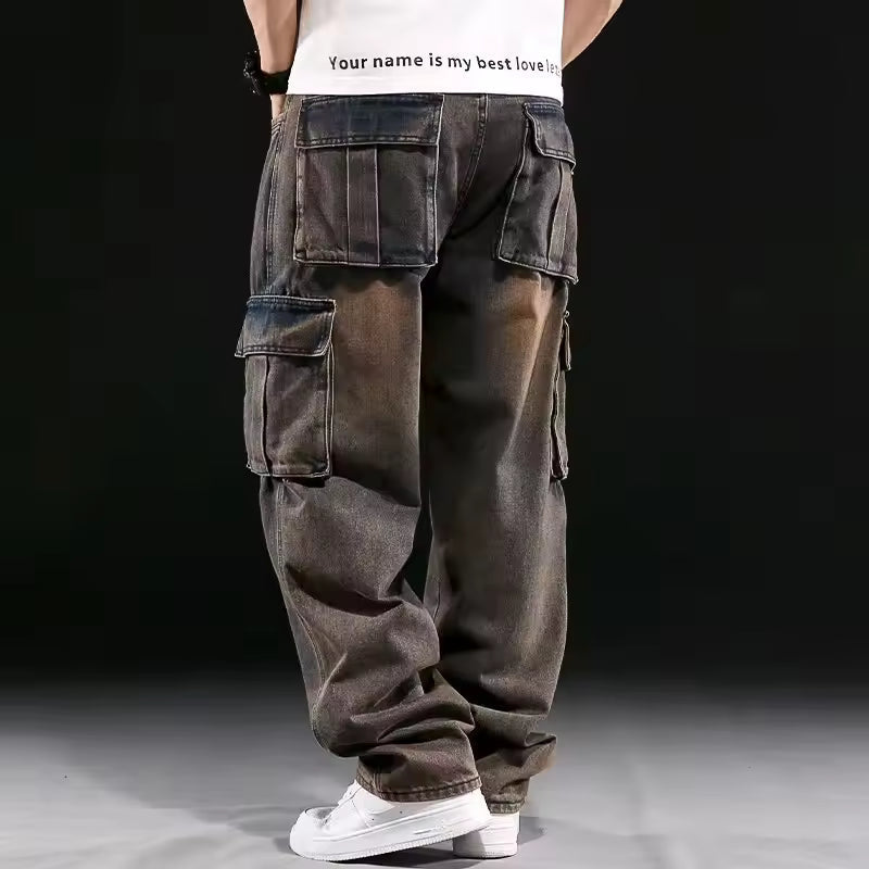 Modische Herren Denim Cargo Hose mit weitem Schnitt und praktischen Taschen, ideal für einen lässigen Look.