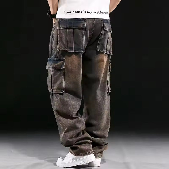 Modische Herren Denim Cargo Hose mit weitem Schnitt und praktischen Taschen, ideal für einen lässigen Look.